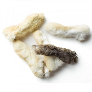 Dabīgs gardums suņiem Kaltētas tru&scaron;u kājas ar spalvu 200g